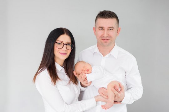 sesja noworodkowa Śląsk, naturalna sesja noworodkowa, noworodek w ramionach rodziców, sesja z dojazdem do noworodka Śląsk