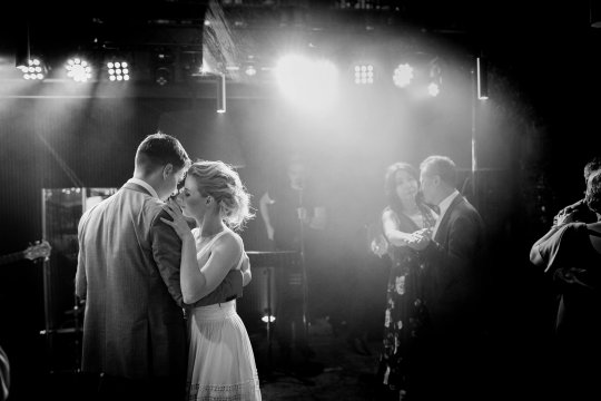 reportaż ślubny, para młoda tańczy pierwszy taniec, fotografia ślubna Bytom, zdjęcia ślubne śląsk, ślub w Browar Przystań