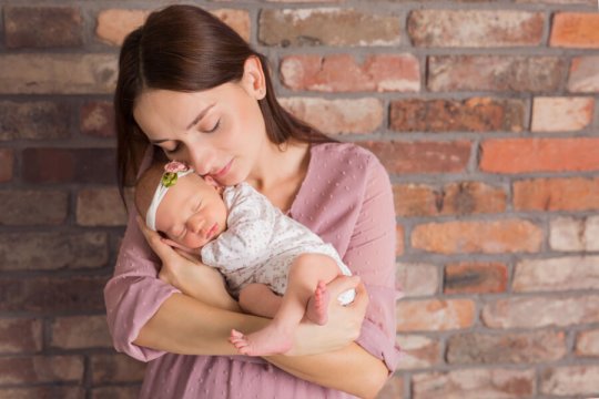 Noworodek, zdjęcia noworodkowe, mama przytula noworodka, maleństwo, sesja niemowlęca, sesja noworodkowa