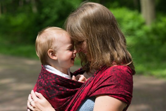 sesja chustowa, zdjęcia z chustą, zdjęcia na dzień mamy, sesja z okazji dnia matki, sesja w parku