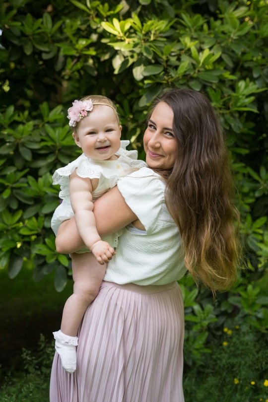 mama i córka, sesja z okazji roczku, pierwsze urodziny dziecka, sesja urodzinowa, sesja w plenerze roczek, sesja na Dzień Mamy