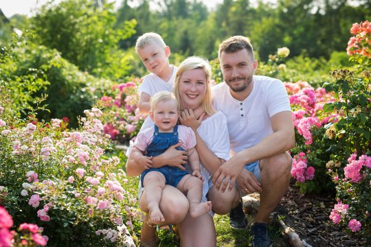 sesja rodzinna w rosarium, rodzina na tle różanego ogrodu, zdjęcia dziecięce, fotografia rodzinna o zachodzie słońca