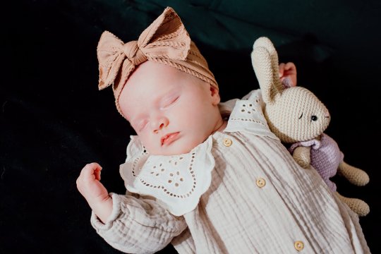 portret śpiącego noworodka, sesja noworodkowa z dojazdem do domu dziecka