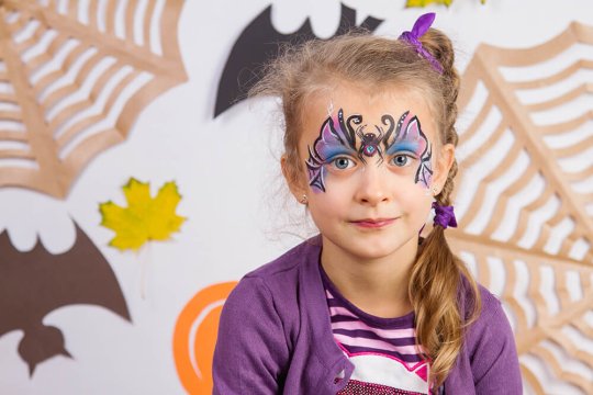 sesja dla przedszkolaków z okazji halloween, sesja w przedszkolu, scenka jesienna, zdjęcia w placówkach