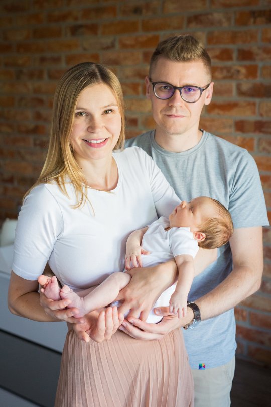 rodzina w trakcie sesji zdjęciowej z niemowlakiem
