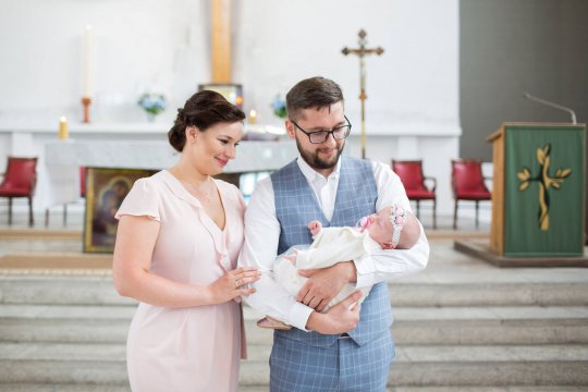 fotograf chrzest święty Katowice, rodzice z ochrzczonym dzieckiem w kościele, zdjęcia z ceremonii chrztu świętego śląsk