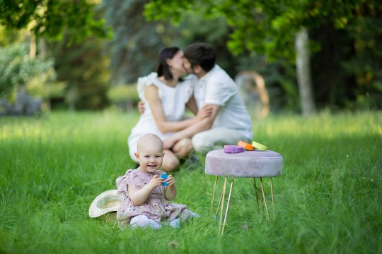 Sesja urodzinowa, zdjęcia rodzinne w parku, sesja na roczek, pierwsze urodziny dziecka