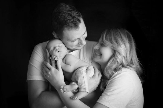 rodzice trzymają noworodka w ramionach, rodzina, pierwsze wspólne chwile, rodzice z nowonarodzonym dzieckiem