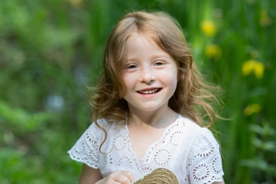portret dziewczynki na kwiecistej łące, sesja dziecięca Śląsk, sesja wiosenna w parku