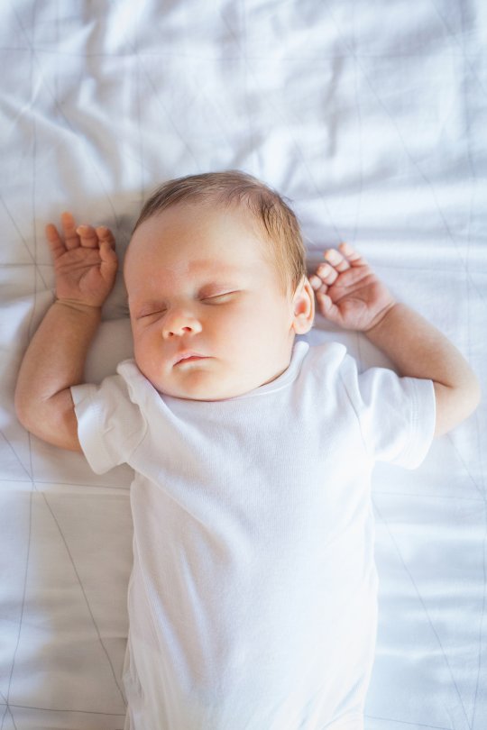 niemowlę, zdjęcie śpiącego noworodka, sesja noworodkowa