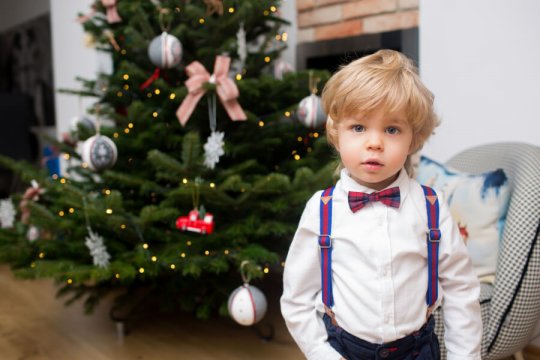 Świąteczna sesja lifestylowa, chłopczyk na tle choinki, zdjęcie dziecka, święta bożego narodzenia, choinka, dziecko