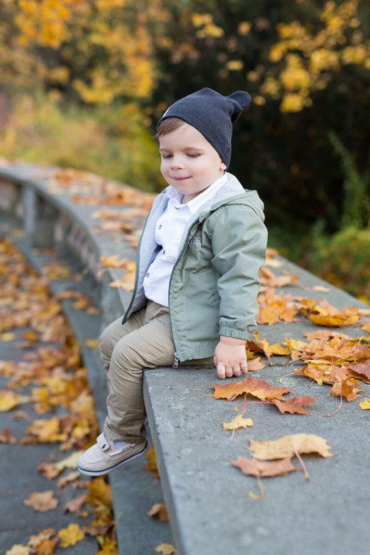 sesja jesienna w plenerze chorzów, chłopiec na tle kolorowych liści, jesień, spadające liście