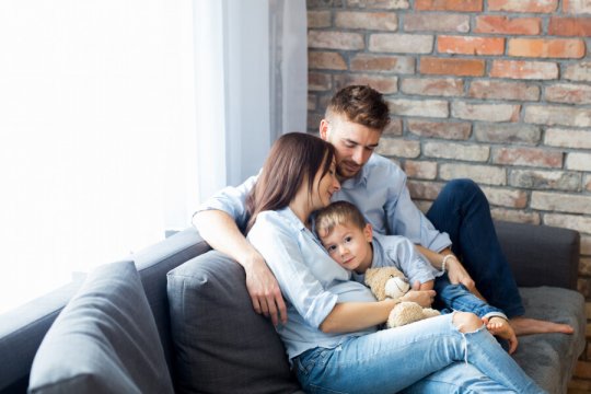 sesja rodzinna w domu, fotografia ciążowa śląsk, sesja lifestylowa katowice, rodzice z dzieckiem, ciąża