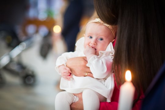 chrzest święty fotograf, dziecko podczas chrztu w kościele