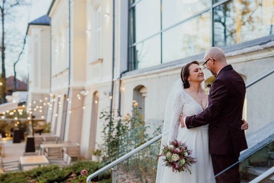 młoda para w trakcie sesji ślubnej, pani młoda i pan młody na tle restauracji Dworek New Restaurant w Bielsku Białej