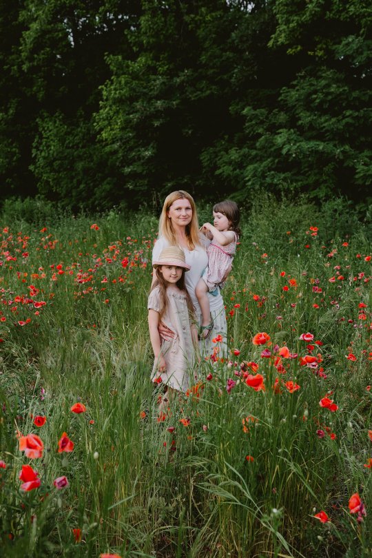 sesja rodzinna w plenerze pomysły, mama i córki na polu maków, makowa łąka, sielska sesja rodzinna, zdjęcia dziecięce latem