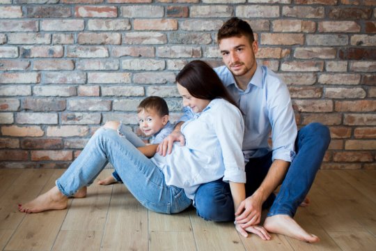 fotografia ciążowa Śląsk, sesja rodzinna, zdjęcia rodzinne z dojazdem do domu, sesja rodzinna lifestylowa