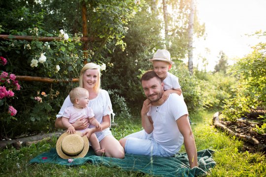 rodzina w trakcie sesji zdjęciowej o zachodzie słońca, sesja rodzinna w plenerze, zdjęcie rodzinne w rosarium