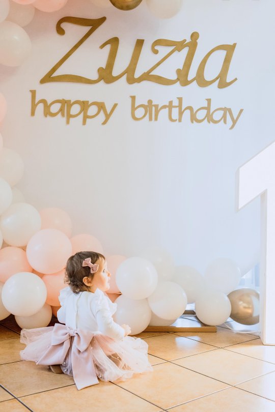 dziecko na tle dekoracji z balonami, zdjęcia z przyjęcia roczkowego, roczek dziecka, pierwsze urodziny fotorelacja