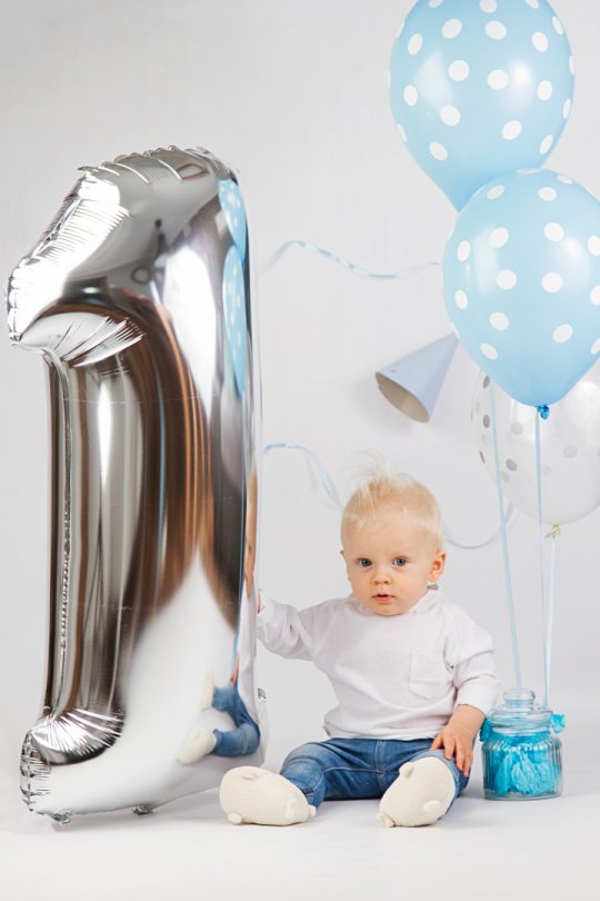 Sesja z okazji pierwszych urodzin, smash cake, roczek, dziecko, pierwsze urodziny, roczne dziecko z balonami