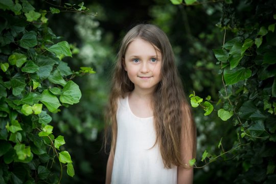 zdjęcie dziecka, portret dziewczynki, sesja rodzinna, dziewczynka w trakcie sesji, sesja na prezent, fotografia rodzinna