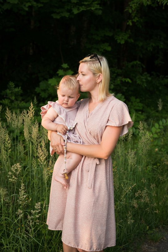 mama i córka, sesja rodzinna na łące, sesja dziecięca w lesie, sesja o zachodzie słońca, sesja rodzinna Katowice, sesja dla mamy