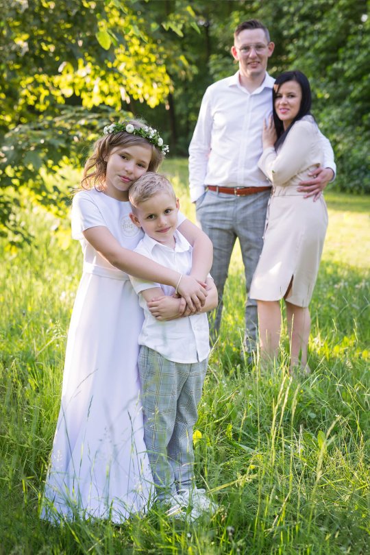 sesja komunijna z rodzicami, sesja plenerowa dziewczynka, zdjęcia komunia