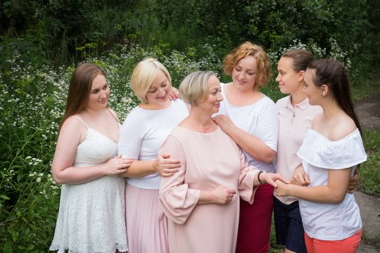 rodzinna sesja pokoleniowa, sesja zdjęciowa mamy, córek i wnuczek, portret rodzinny, fotografia rodzinna Śląsk