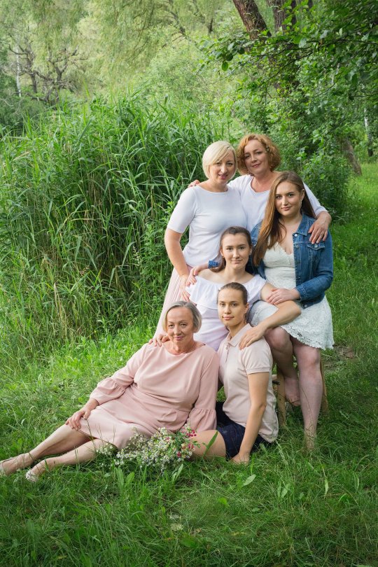 zdjęcie trzech pokoleń, sesja pokoleniowa w plenerze, sesja rodzinna, sesja zdjęciowa, fotografia kobieca, artystyczna sesja