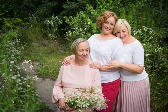 sesja pokoleniowa, zdjęcie mamy i córek, mama z córkami w trakcie sesji pokoleniowej, sesja kobieca, zdjęcia rodzinne w plenerze