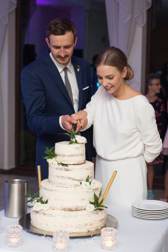 para młoda kroi tort weselny, zdjęcie z wesela, reportaż ślubny, zdjęcia ślubne, fotograf na ślub Śląsk