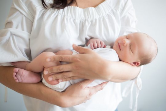 naturalna sesja noworodkowa śląsk, sesja lifestylowa noworodkowa, sesja niemowlęca w domu