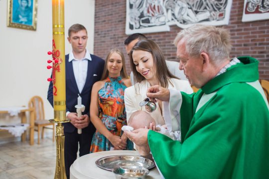 dziecko otrzymuje sakrament chrztu w kościele, fotorelacja z chrztu, fotograf na chrzest święty
