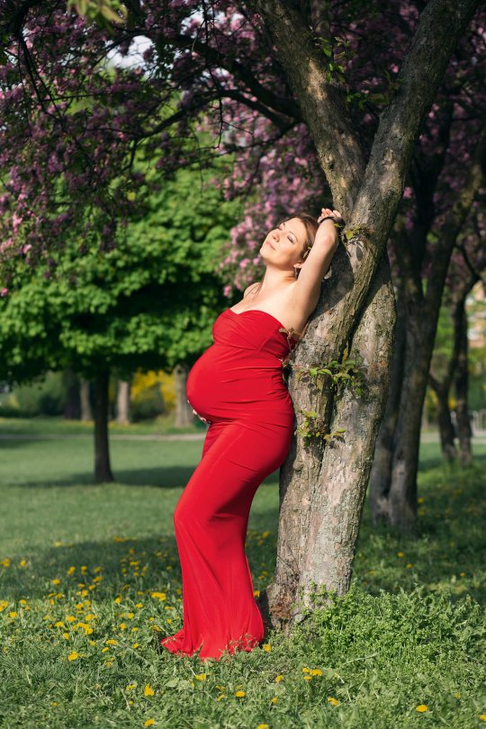 Wiosenna sesja ciążowa, plenerowa sesja ciążowa, zdjęcia ciążowe wśród kwitnących drzew, fotografia ciążowa Bytom